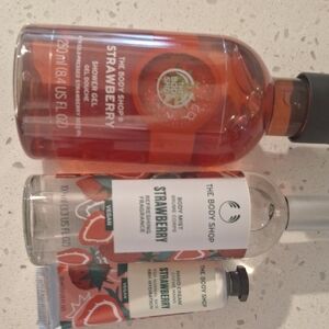 The Body Shop Strawberry Trio
